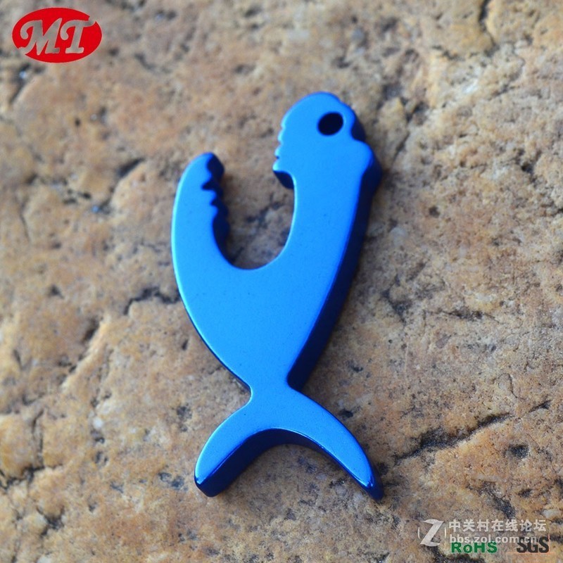 东莞市迈腾礼品厂家直销，登山扣，开瓶器，手电筒，口哨，卡包 可加印LOGO