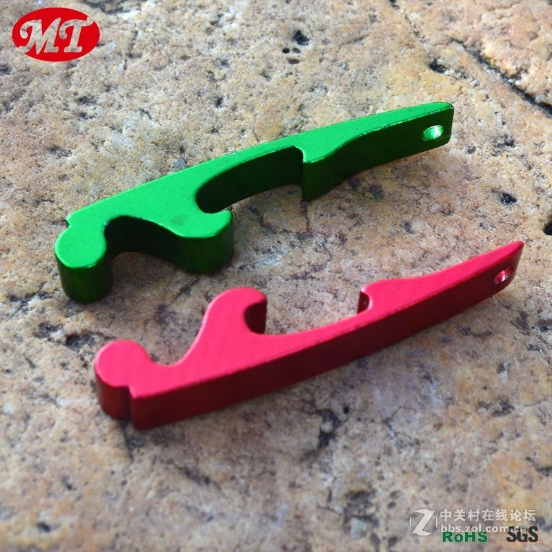 东莞市迈腾礼品厂家直销，登山扣，开瓶器，手电筒，口哨，卡包 可加印LOGO