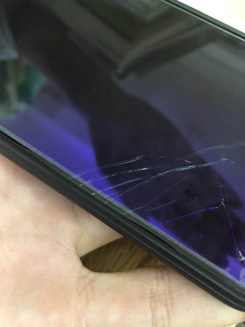 一加手机五裂屏了