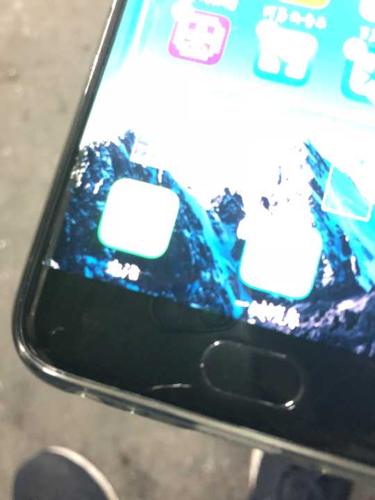 左下角摔了个碎痕可以用碎屏保换不。