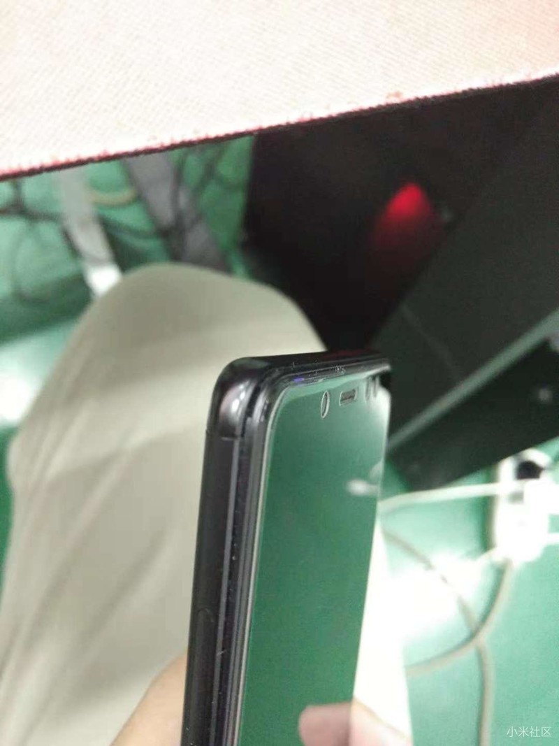 小米售后维修后，如照片所示，后盖都没有扣上，无奈