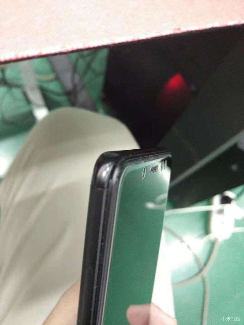 小米售后维修后，如照片所示，后盖都没有扣上，无奈