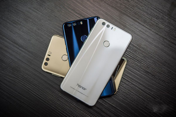 通信进入4G+“高铁时代”  动车组荣耀8开始发车