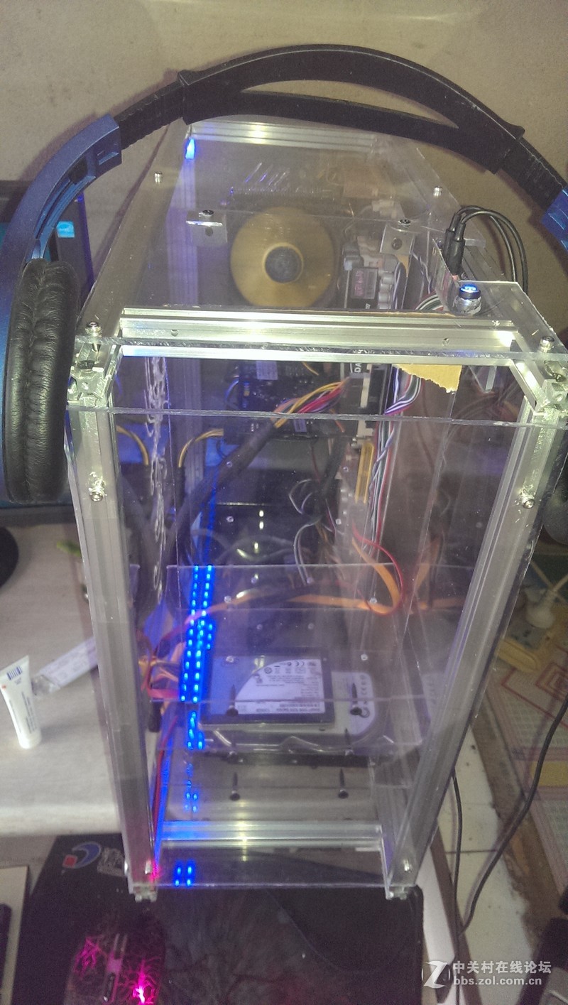 今天自己机箱二改完成上图求大家关照。