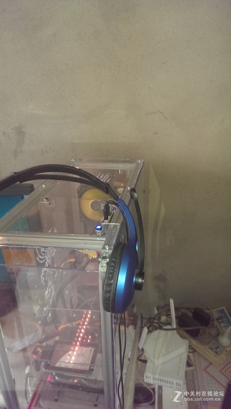 今天自己机箱二改完成上图求大家关照。