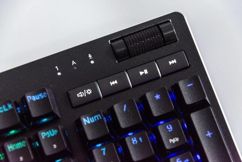 键盘用腻了？换个轴！首席玩家捕鸟RGB可替换轴机械键盘测评