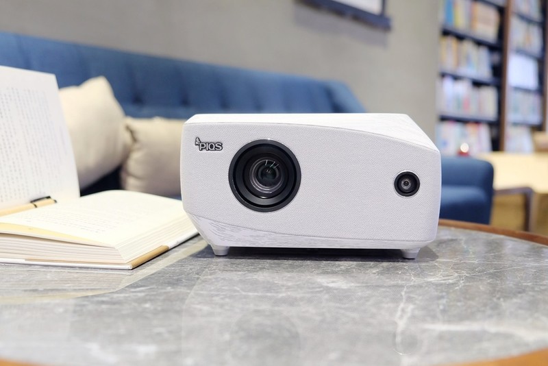 投影首家！内置“4D自动梯形校正”的新旗舰，神画F1全面测评