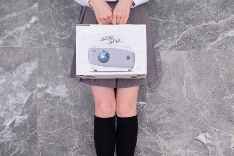 投影首家！内置“4D自动梯形校正”的新旗舰，神画F1全面测评