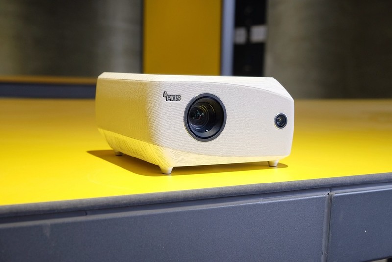 投影首家！内置“4D自动梯形校正”的新旗舰，神画F1全面测评