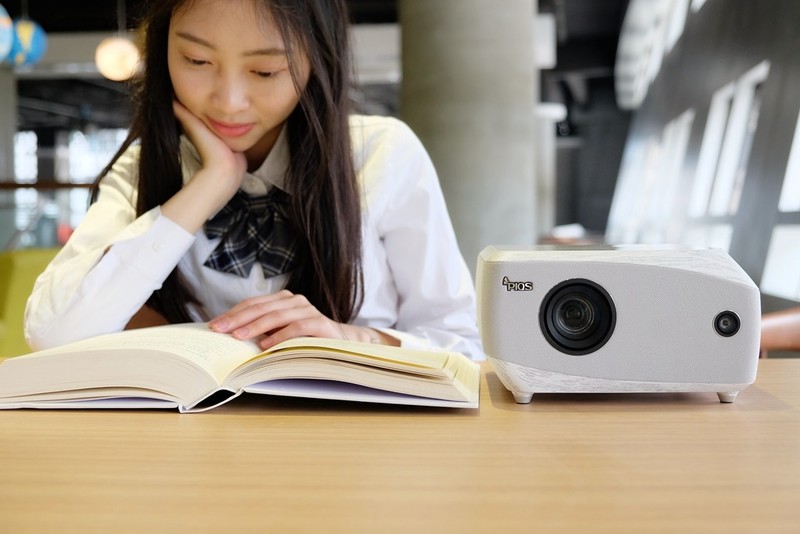 投影首家！内置“4D自动梯形校正”的新旗舰，神画F1全面测评