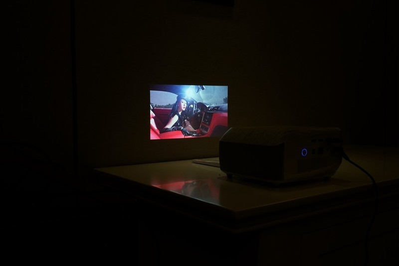 投影首家！内置“4D自动梯形校正”的新旗舰，神画F1全面测评