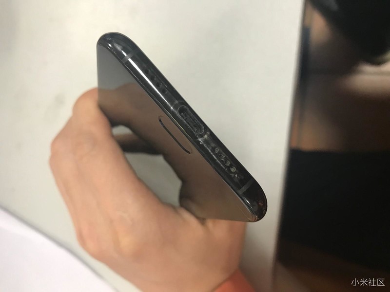 小米手机充电口发热冒烟，塑胶都燃烧了