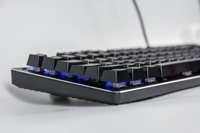 键盘用腻了？换个轴！首席玩家捕鸟RGB可替换轴机械键盘测评