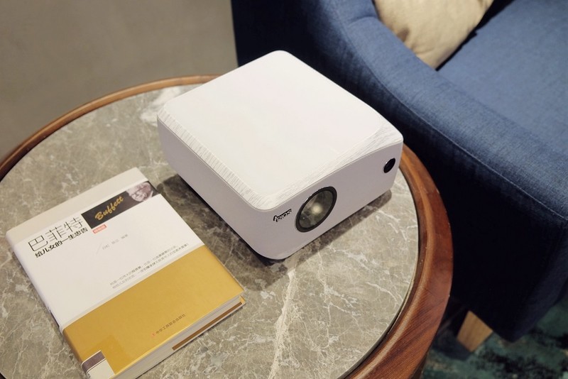 投影首家！内置“4D自动梯形校正”的新旗舰，神画F1全面测评