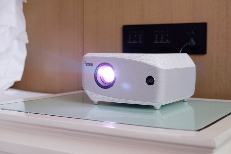 投影首家！内置“4D自动梯形校正”的新旗舰，神画F1全面测评