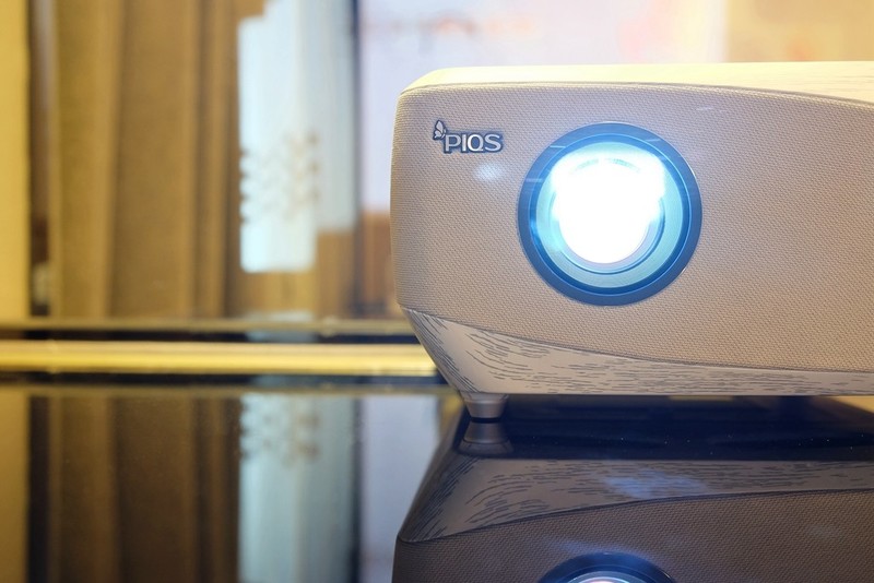 投影首家！内置“4D自动梯形校正”的新旗舰，神画F1全面测评