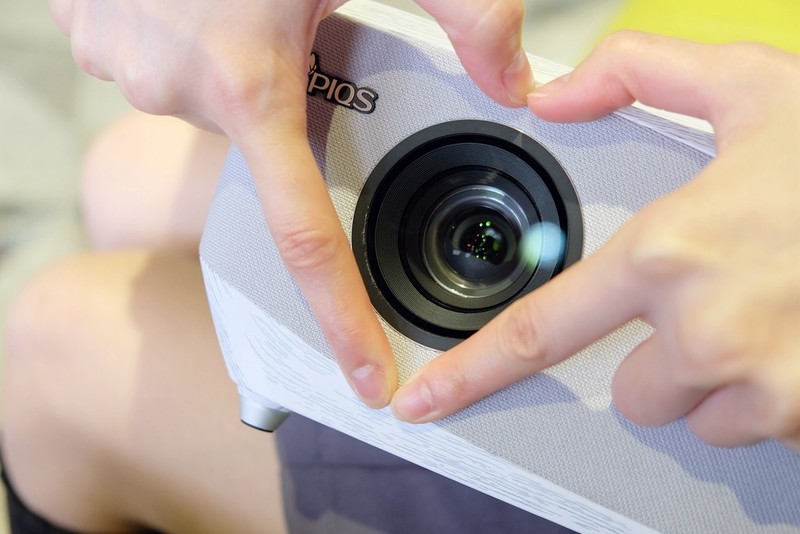 投影首家！内置“4D自动梯形校正”的新旗舰，神画F1全面测评