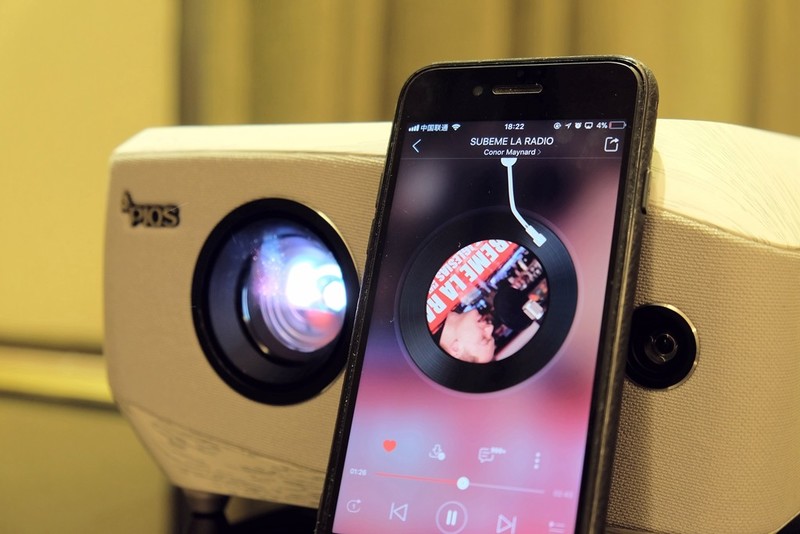 投影首家！内置“4D自动梯形校正”的新旗舰，神画F1全面测评