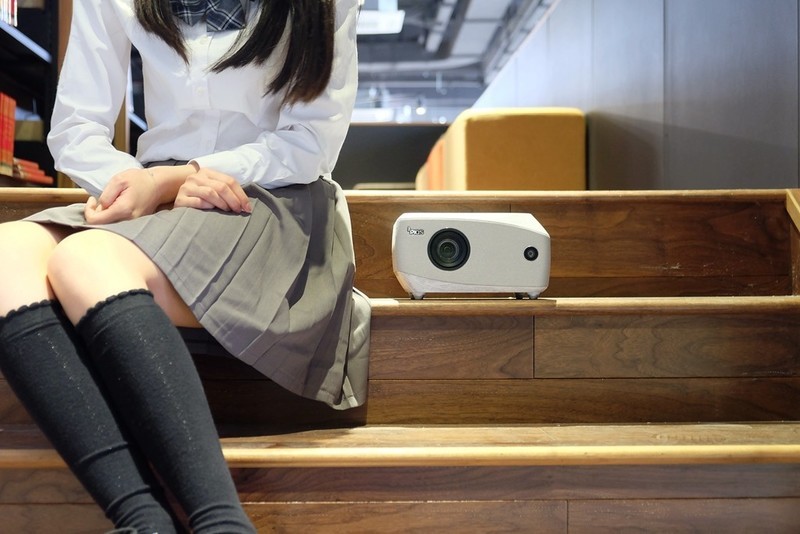 投影首家！内置“4D自动梯形校正”的新旗舰，神画F1全面测评