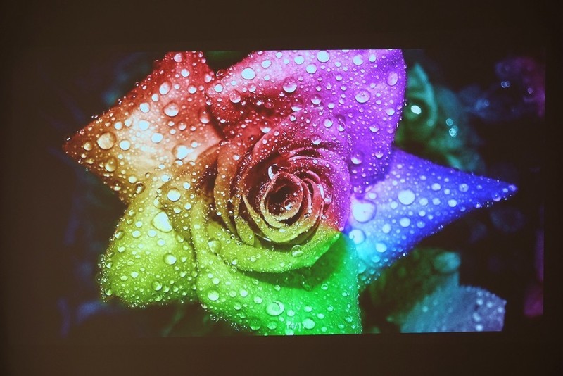 投影首家！内置“4D自动梯形校正”的新旗舰，神画F1全面测评