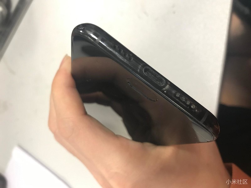 小米手机充电口发热冒烟，塑胶都燃烧了