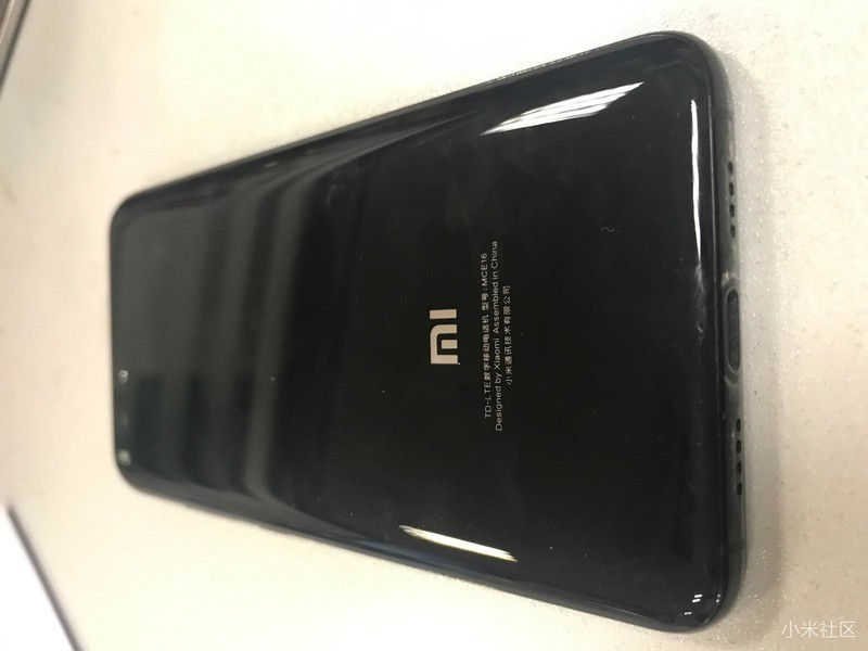 小米手机充电口发热冒烟，塑胶都燃烧了