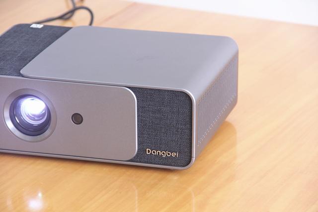 当贝F1投影仪震撼上市！软件公司跨界硬件设备能成么？
