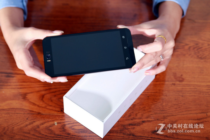 #华硕新品Zenfone Selfie神拍机#开箱来了，真机图赏
