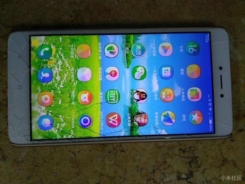 质量极差的红米note4x全网通版一跌手机屏幕碎成满天星