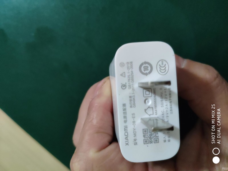 这个月买了三部小米手机，但我还是要喷小米