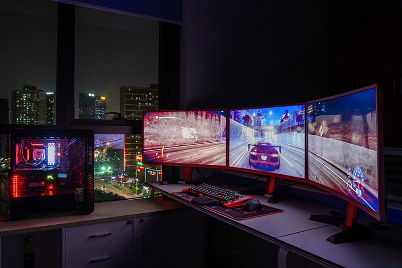 深夜偷偷玩极品飞车才带感特别是三连屏