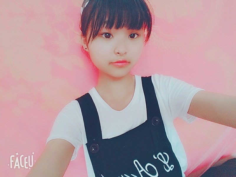 笑起来像个孩子，冷起来像个谜。