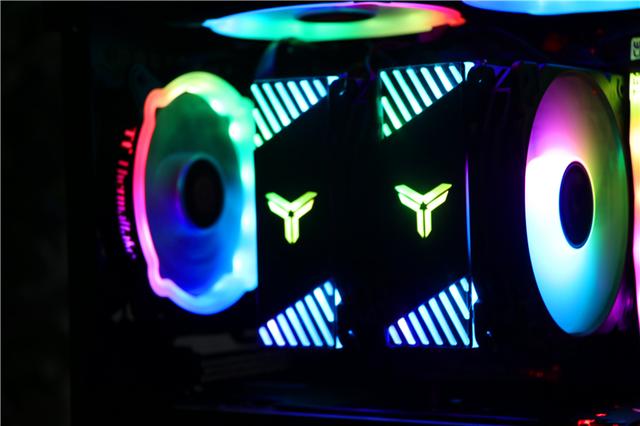 Tt挑战者H2机箱，搭配自家GT650W金牌电源装机，点亮瞬间太美了