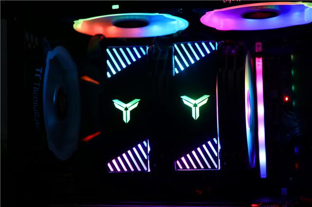 Tt挑战者H2机箱，搭配自家GT650W金牌电源装机，点亮瞬间太美了