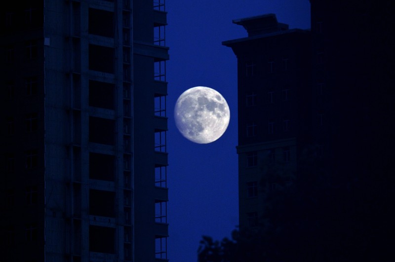 月亮的光是借来的