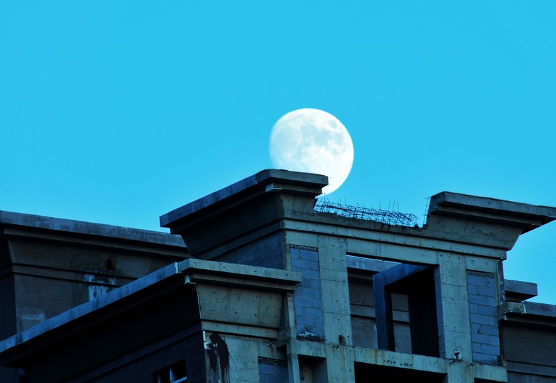 月亮的光是借来的