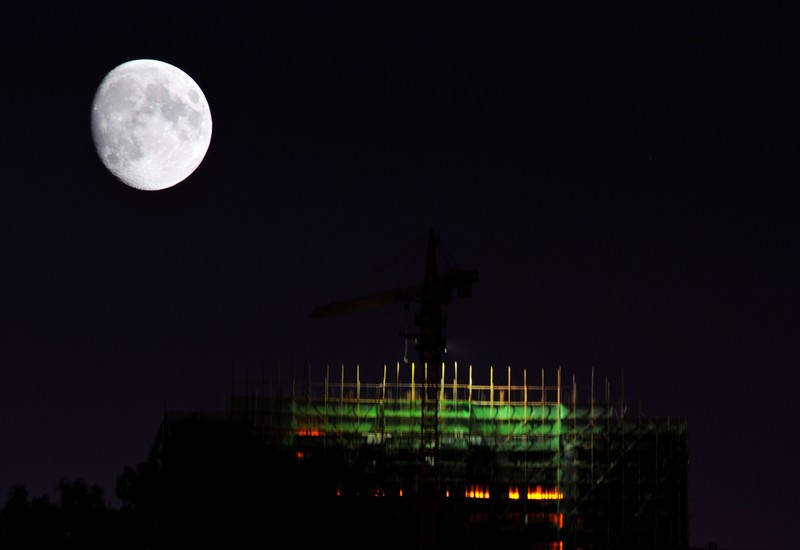 月亮的光是借来的