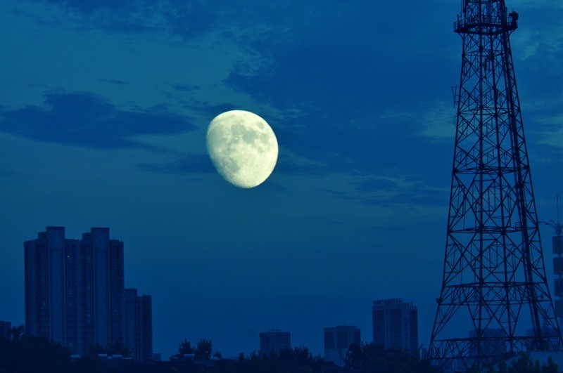 月亮的光是借来的