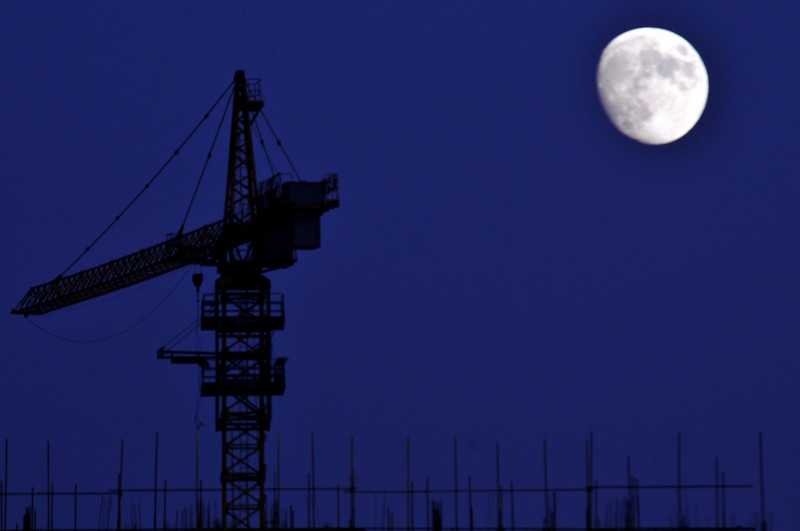 月亮的光是借来的