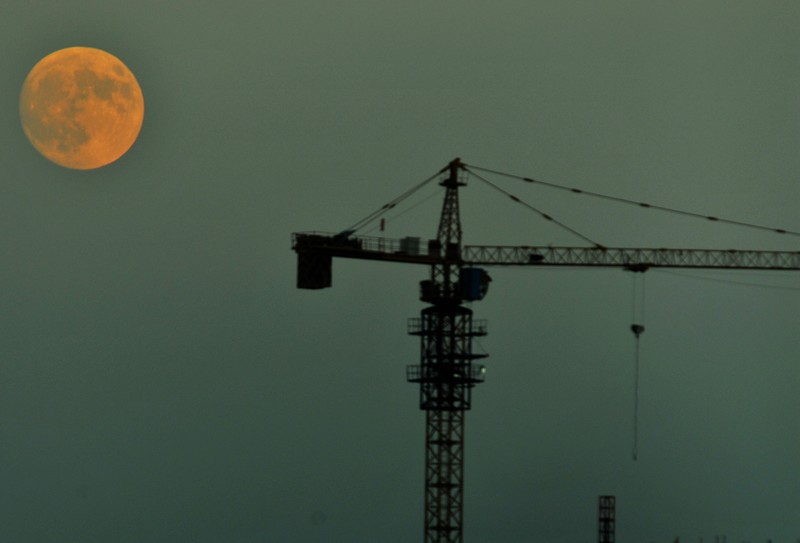 月亮的光是借来的