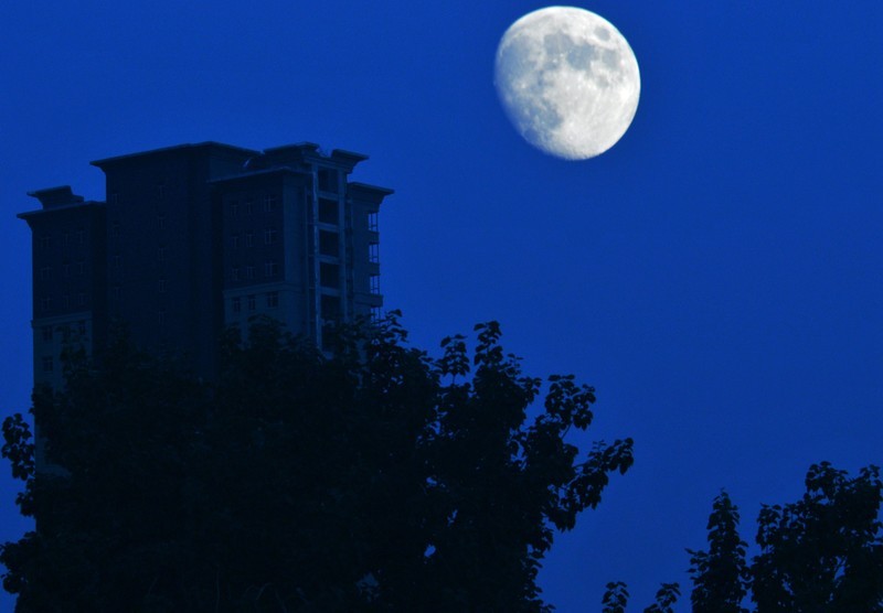 月亮的光是借来的