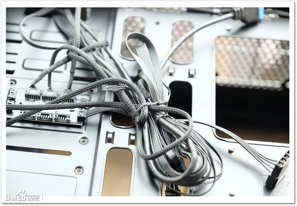 齐精华于一身，纳什男爵RGB MATX机箱