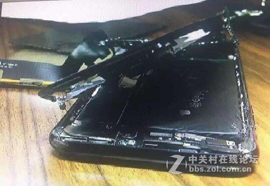 #约稿#看着肾疼！苹果店内果粉怒砸iPhone7 Plus