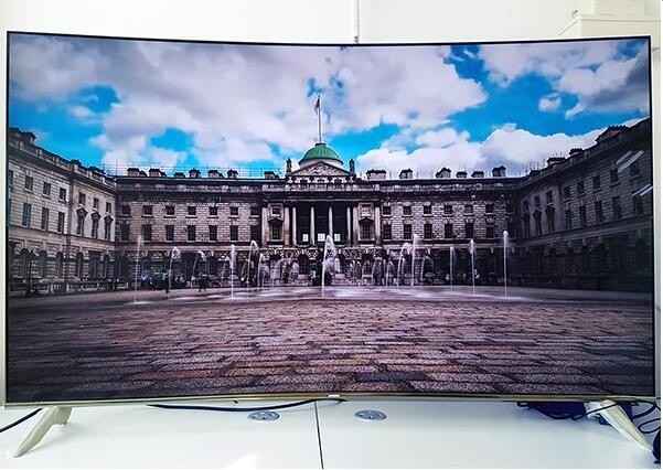 国庆旅游全靠朋友圈？用曲面电视在家度假一样精彩