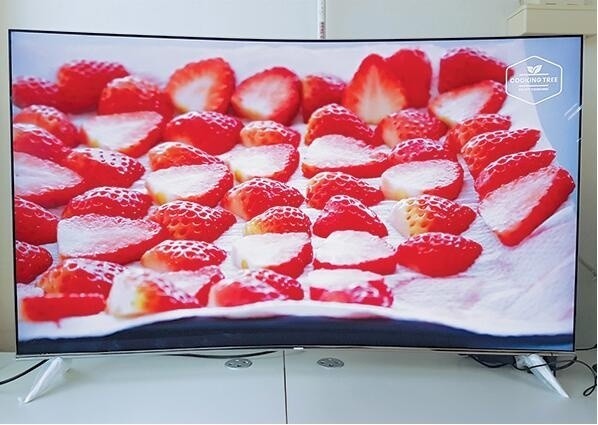 国庆旅游全靠朋友圈？用曲面电视在家度假一样精彩