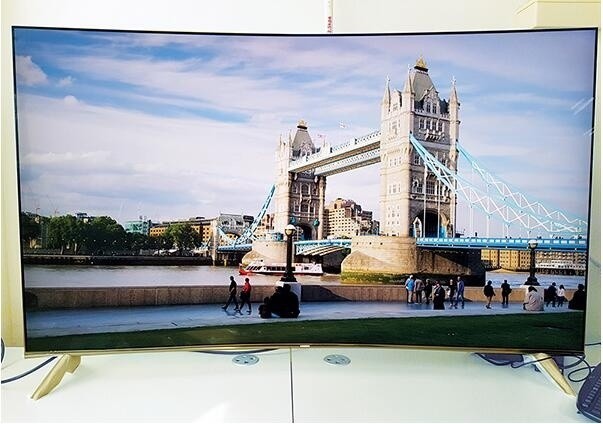 国庆旅游全靠朋友圈？用曲面电视在家度假一样精彩