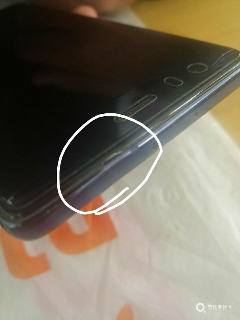 屏幕和边框中间的绞线可以斯下来吗