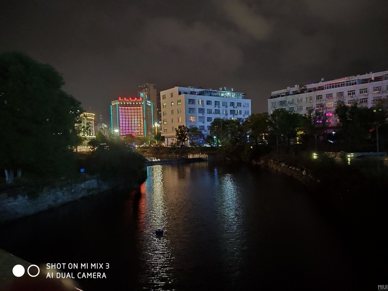 雨后街道随拍。夜景