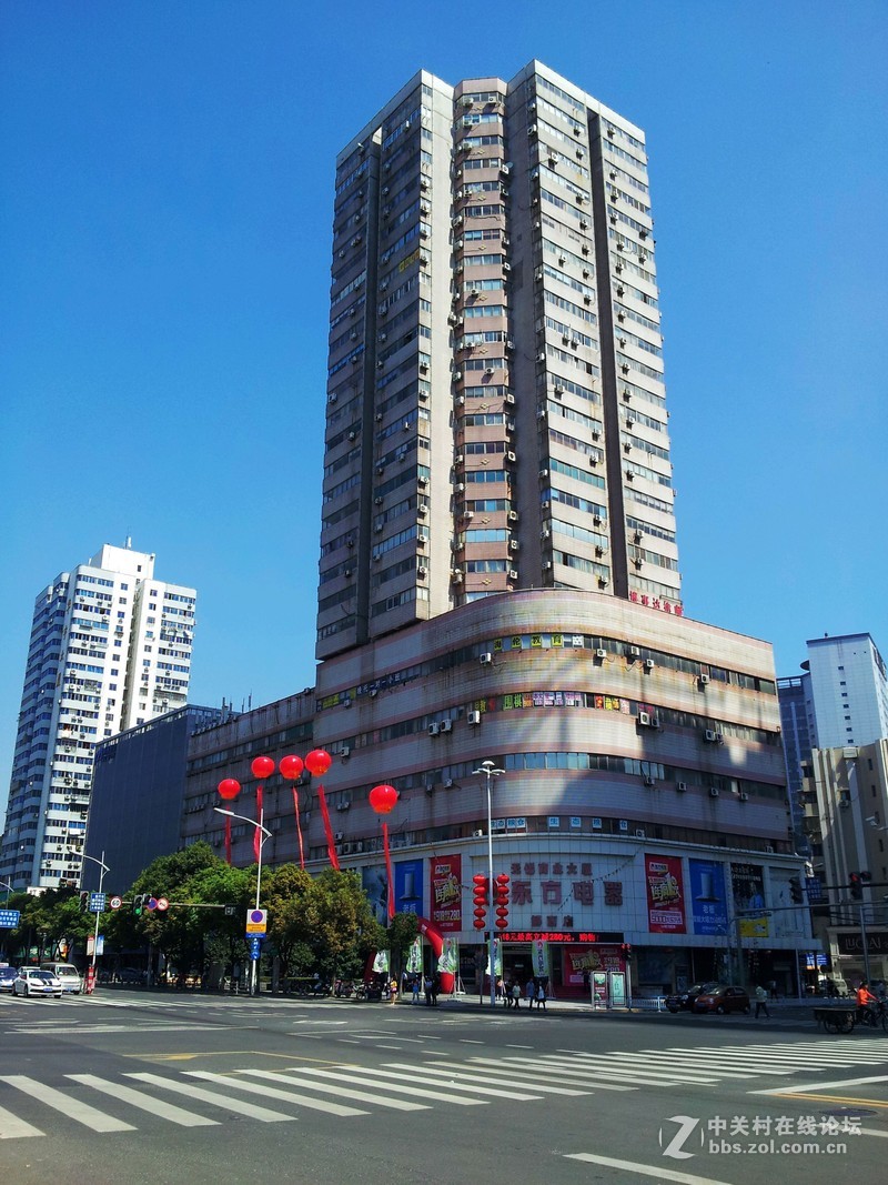 蓝天下的建筑