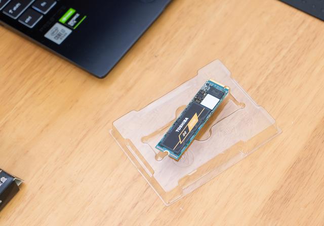 电脑卡慢多半C盘不够用！升级1TB东芝RD500 NVMe固态硬盘再战3年